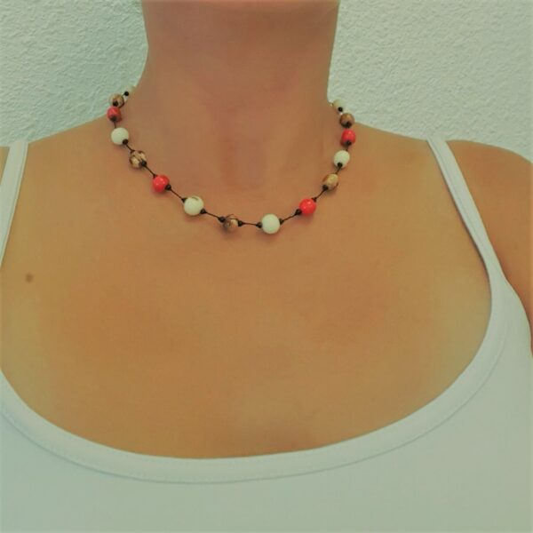 Collier blanc & rouge – Image 2